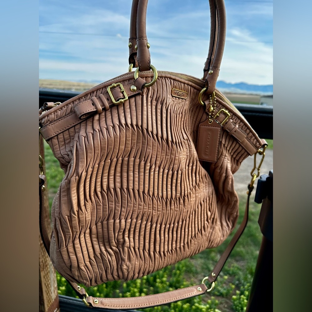 Coach Madison Gathered Leather Lindsey 2-way. Beige with gold hardware.